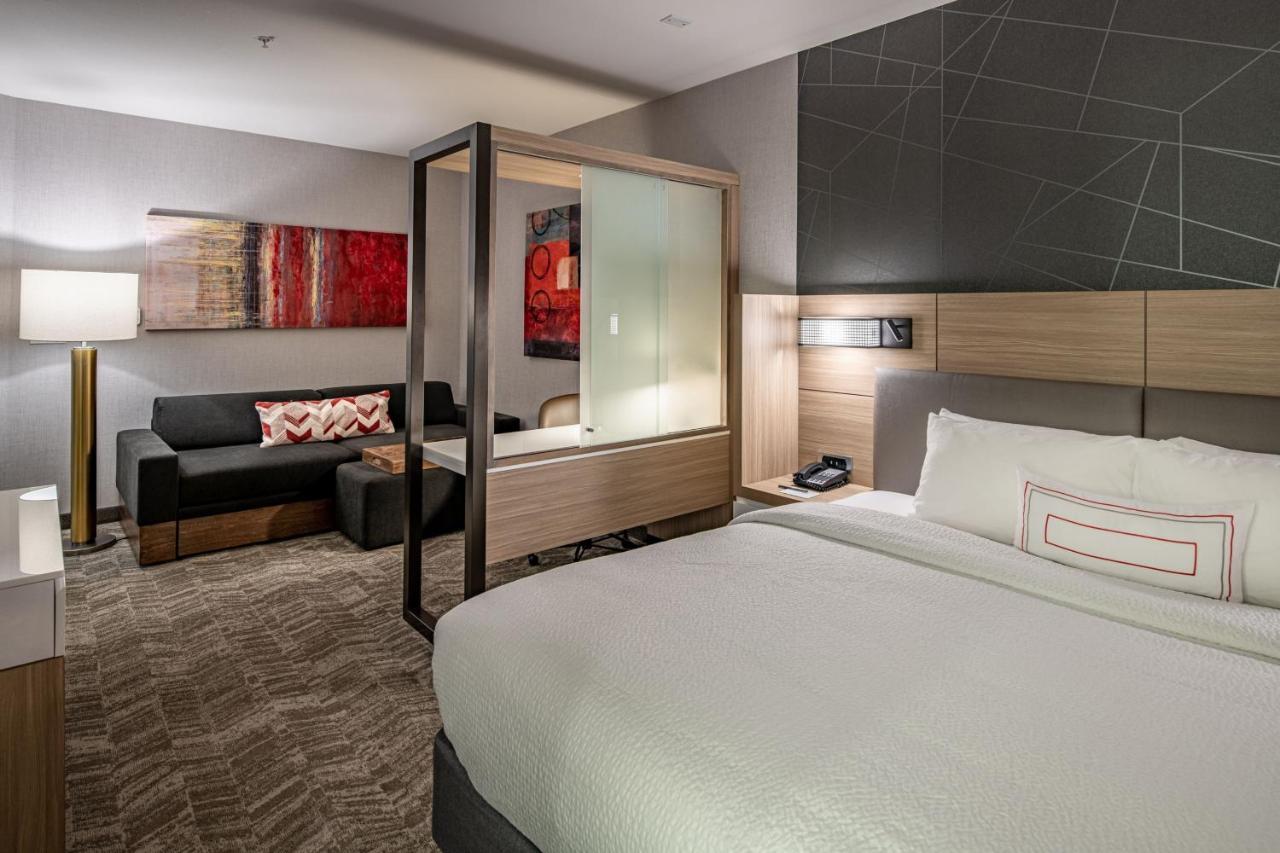 King Suite with Bathtub and Trundle Sofa - Mobility Access/Hearing Accessible