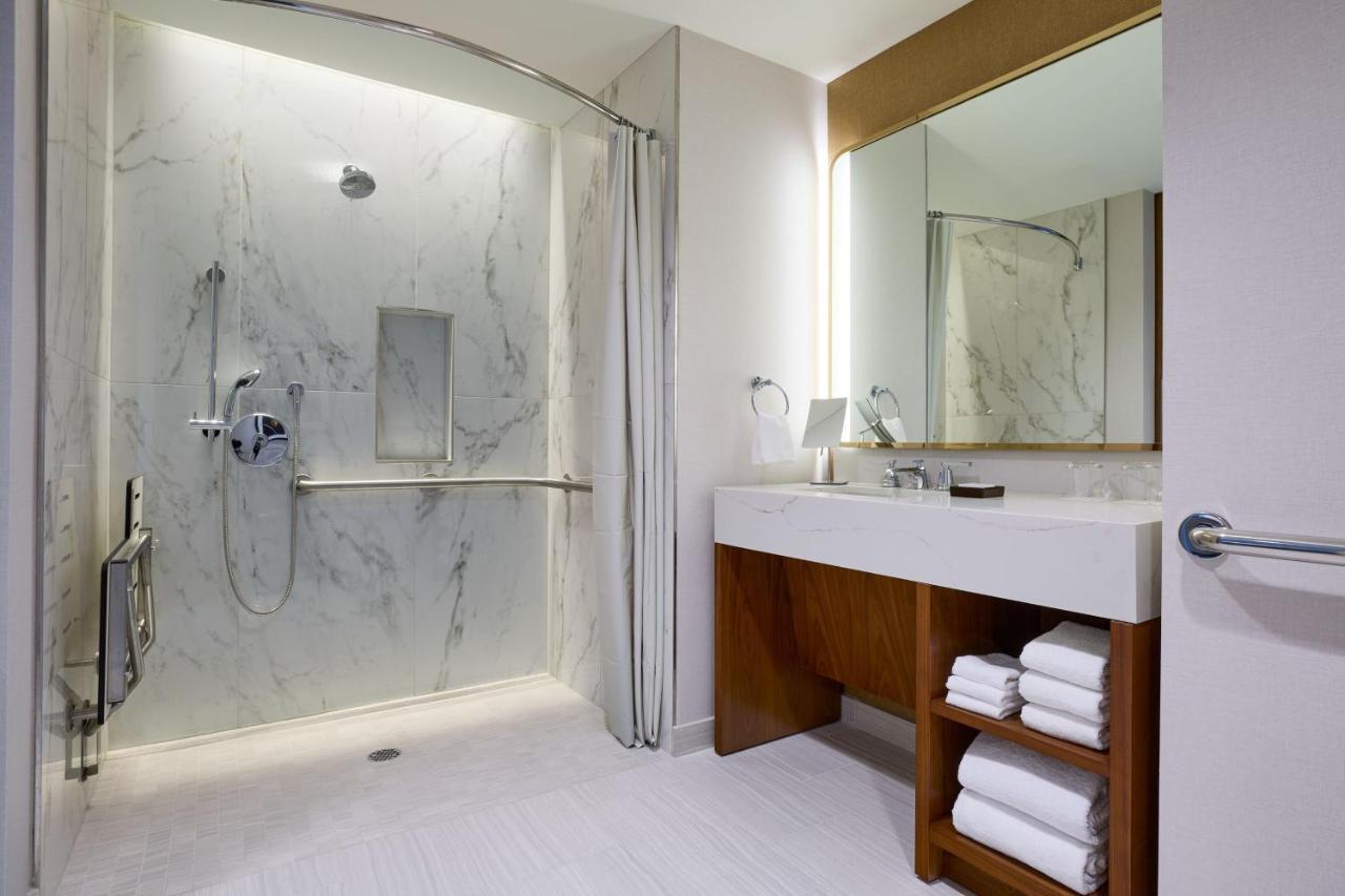 Deluxe King Room High Floor