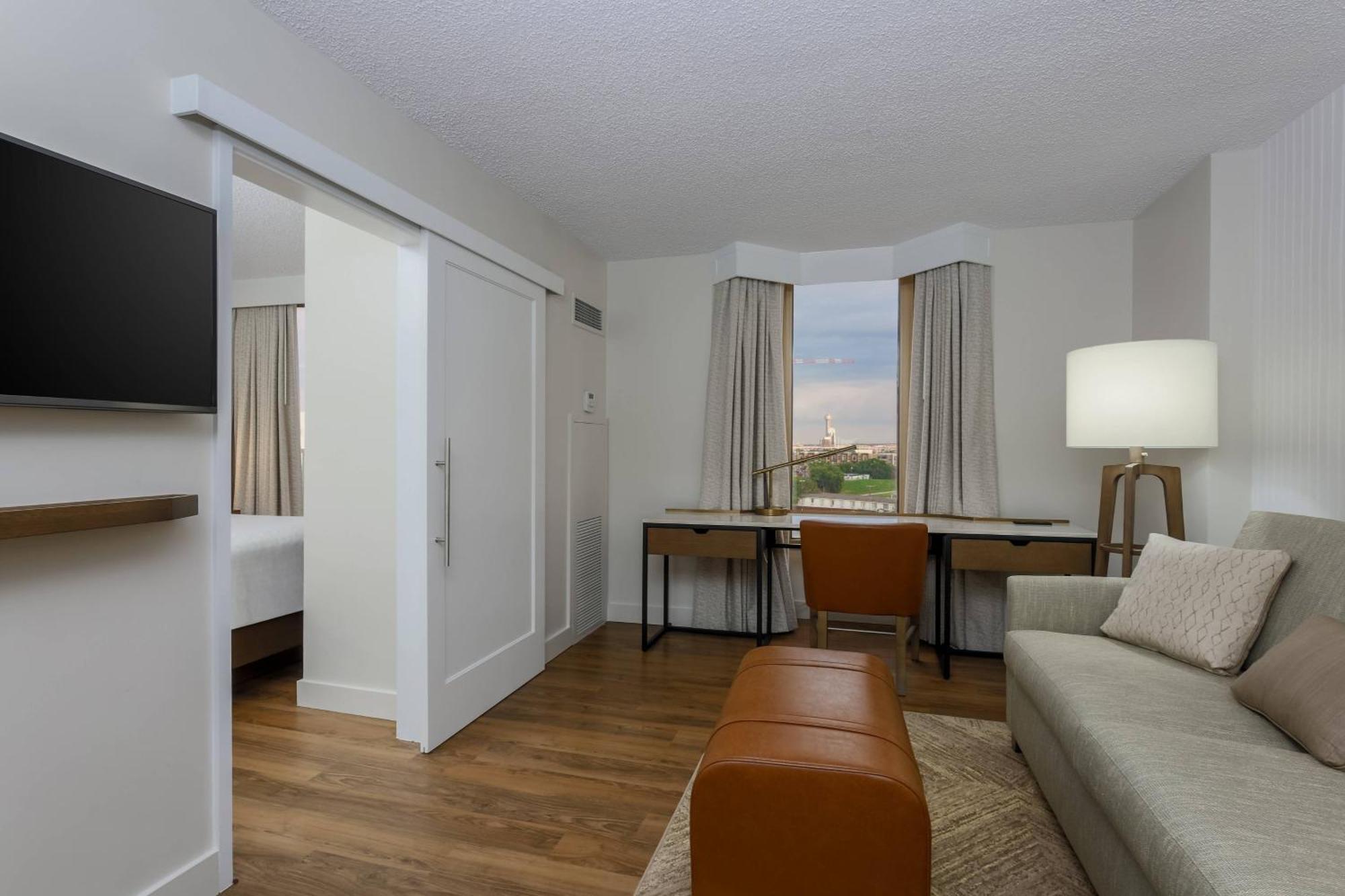 1 King & sofa bed Club level Suite City view Balcony
