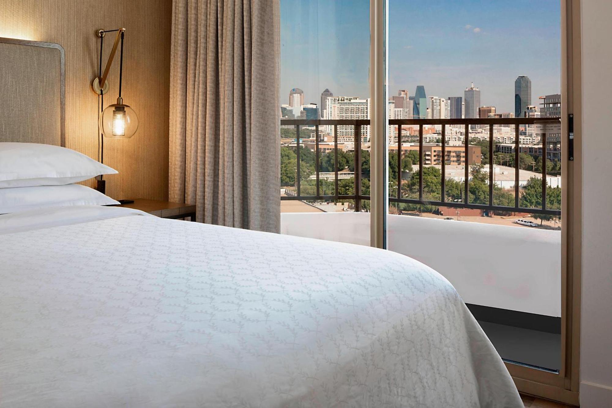 1 King & 1 Queen Bed 2 Bedroom Suite City view Balcony