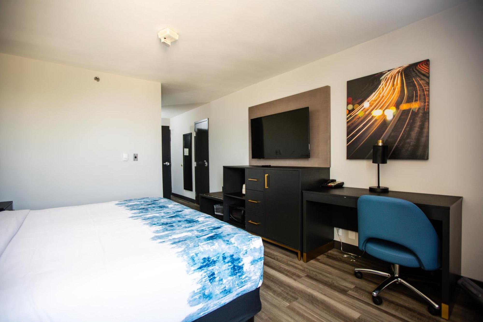 King Room with Bath Tub - Mobility/Hearing Accessible - Non-Smoking,1548702964:JPEG