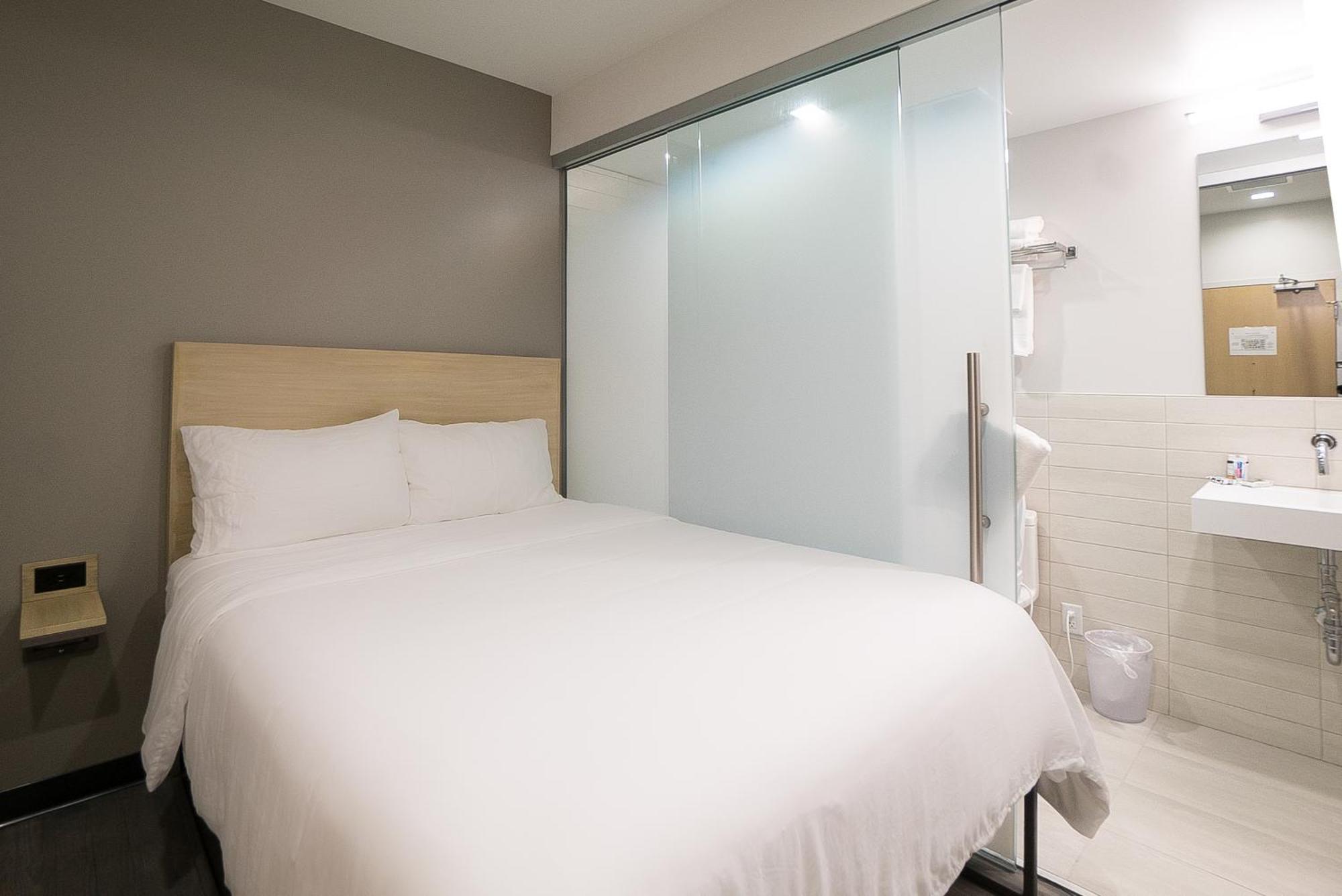 Standard Queen Room