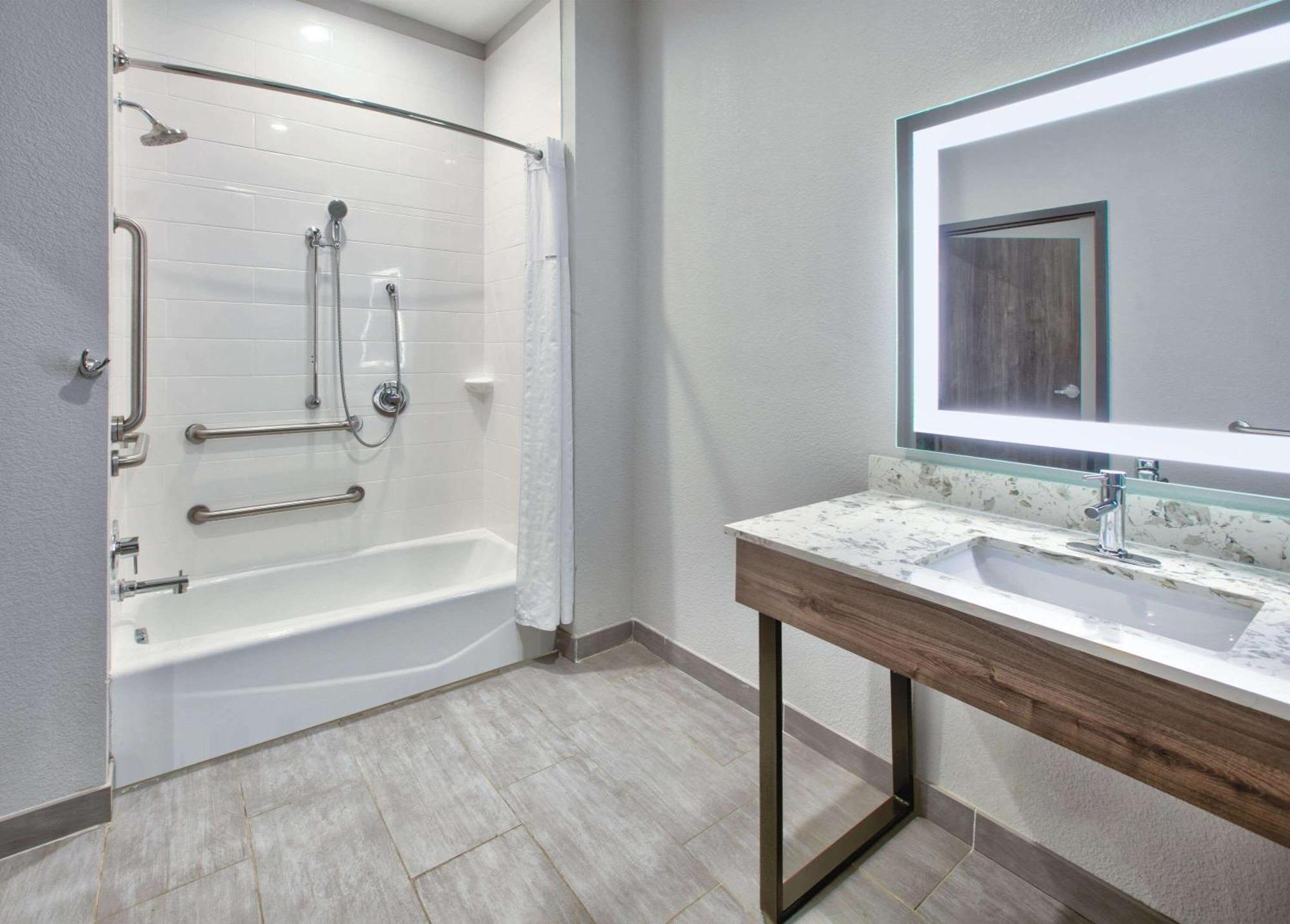 Studio King Suite Tub Grab Bars Mobility or Hearing Accessible or Non-Smoking