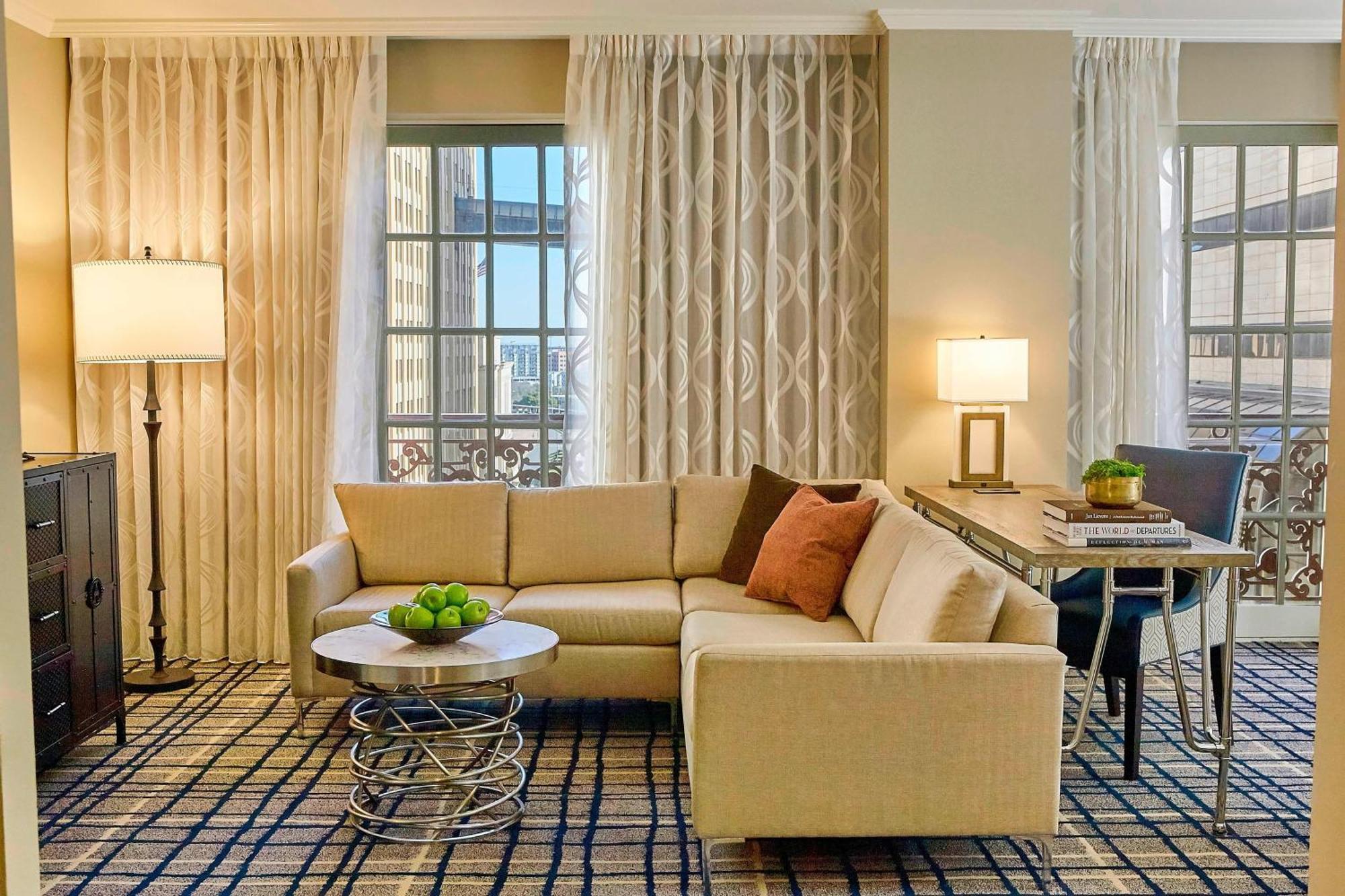 Executive Junior Suite, 1 King Bed, Corner location