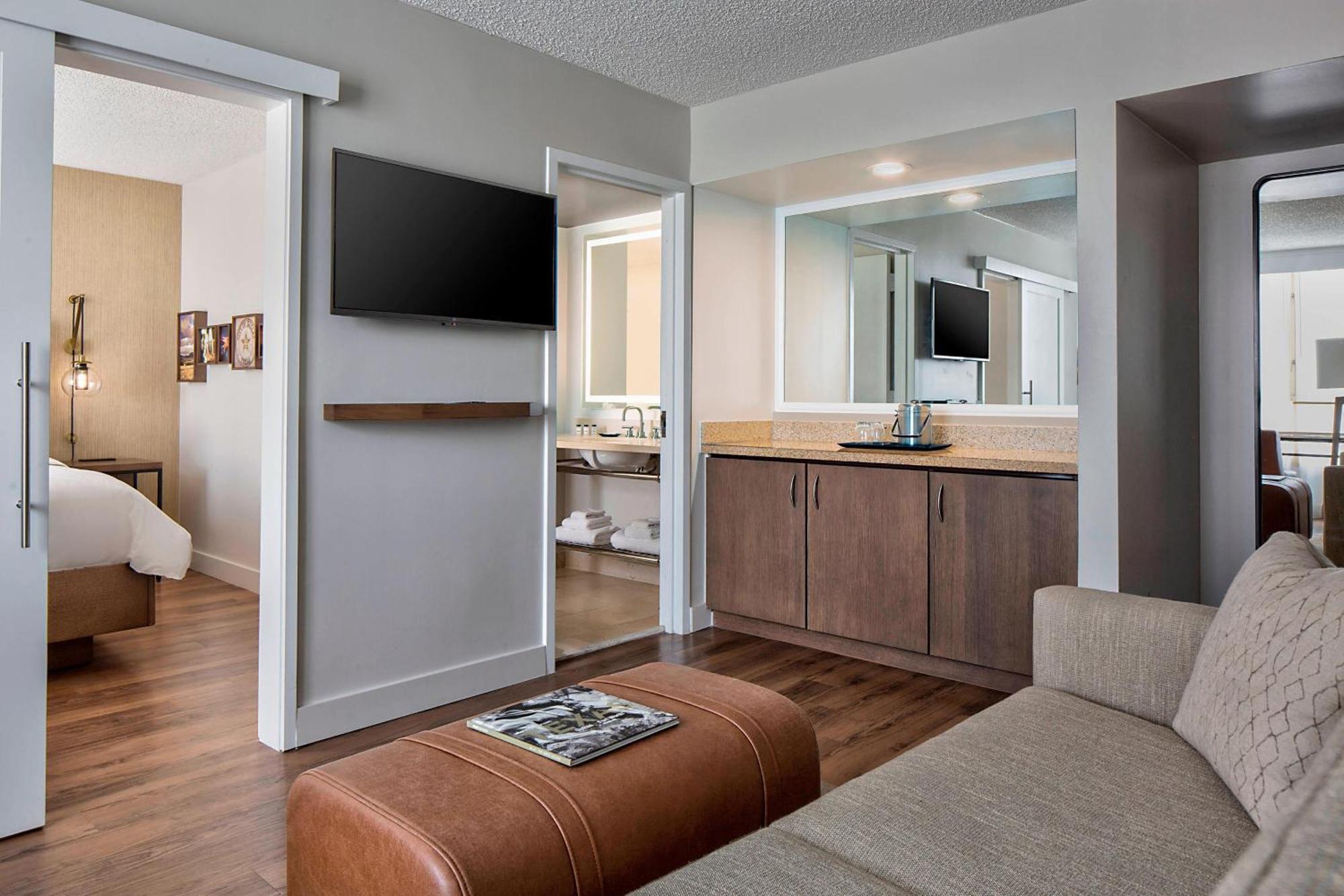 1 King & Sofa bed 1 Bedroom Suite City view Balcony