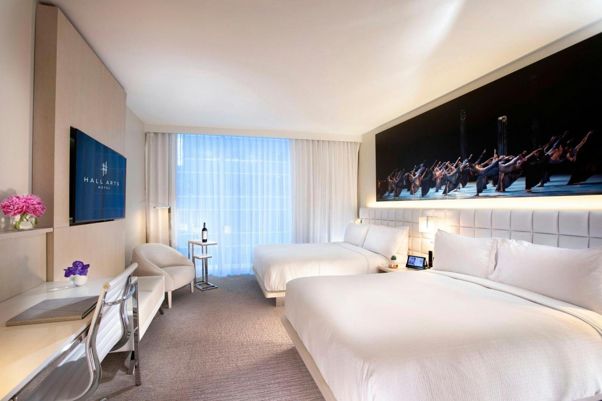 HALL Deluxe Queen Room with Two Queen Beds and City View