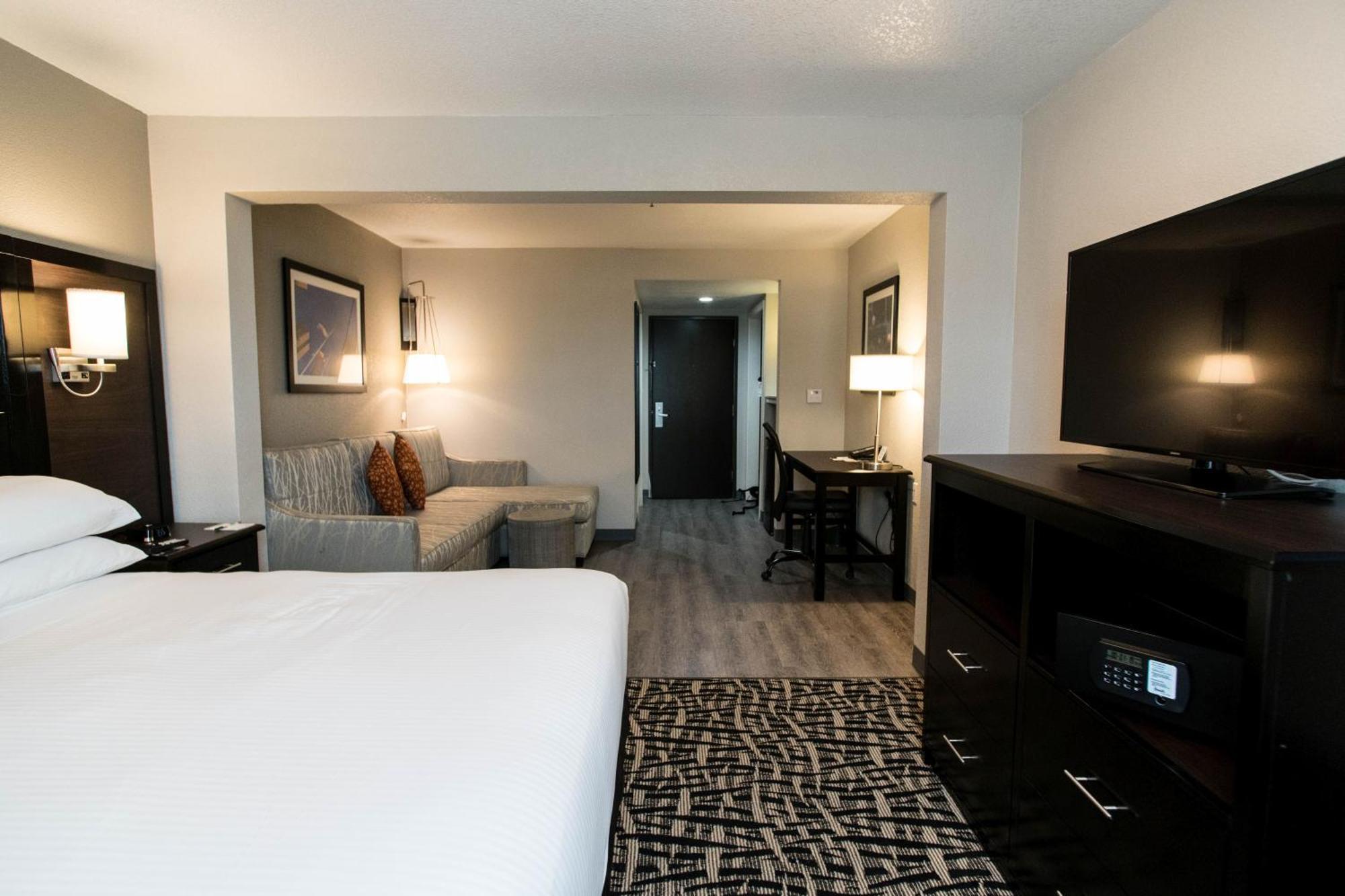 King Room Bath Tub Hearing Accessible or Non-Smoking