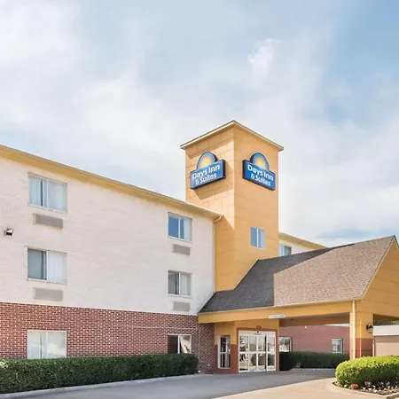 Days Inn & Suites By Wyndham Dallas-3