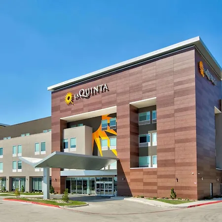 La Quinta Inn & Suites By Wyndham Dallas/Fairpark-2
